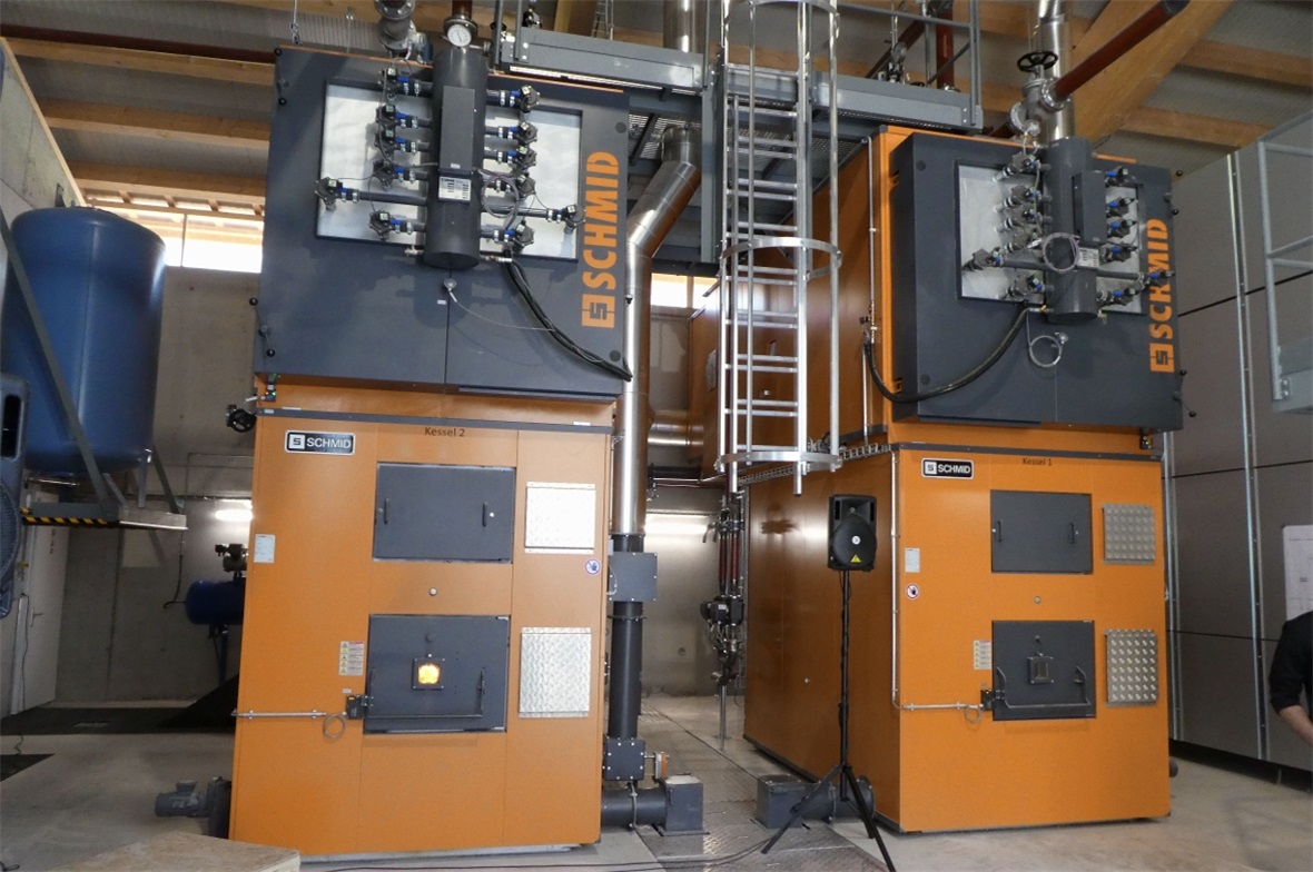 Die Energieproduktion ist mit zwei riesigen Holzkesseln gesichert.