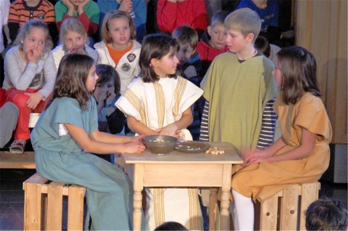 Die Entscheidung Maria und Josef keinen Platz mehr zu geben, bringt den Wirt bei...