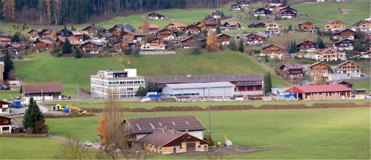 Die Erde für die parallel zur BLS-Bahnlinie verlaufende Erschliessungsstrasse ins neue Gewerbegebiet Grossenmatte ist abgetragen. Bis im Frühjahr sollen auch Kanalisations-, Wasser-, Strom und die Swisscom-Leitungen, eingebaut sein.