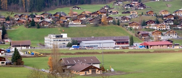 Die Erde für die parallel zur BLS-Bahnlinie verlaufende Erschliessungsstrasse ins neue Gewerbegebiet Grossenmatte ist abgetragen. Bis im Frühjahr sollen auch Kanalisations-, Wasser-, Strom und die Swisscom-Leitungen, eingebaut sein.