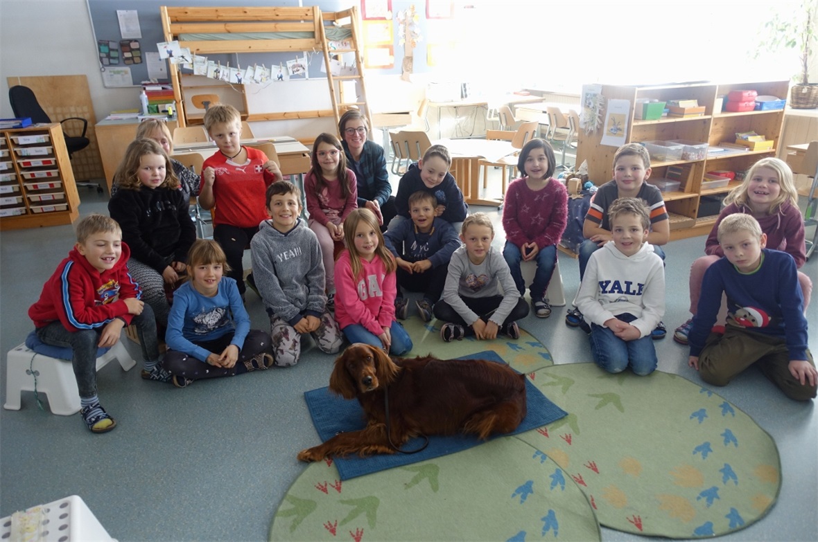 Die Erst- und Zweitklässler freuen sich immer riesig, wenn Rose zu Besuch kommt.