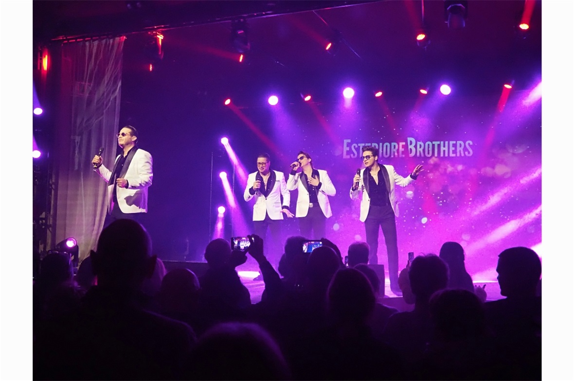 Die Esteriore Brothers brachten mit weltweit bekannten Italo-Hits und eigenen So...