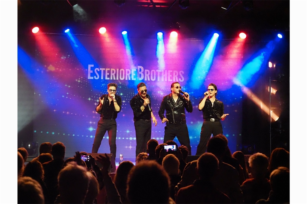 Die Esteriore Brothers brachten mit weltweit bekannten Italo-Hits und eigenen So...