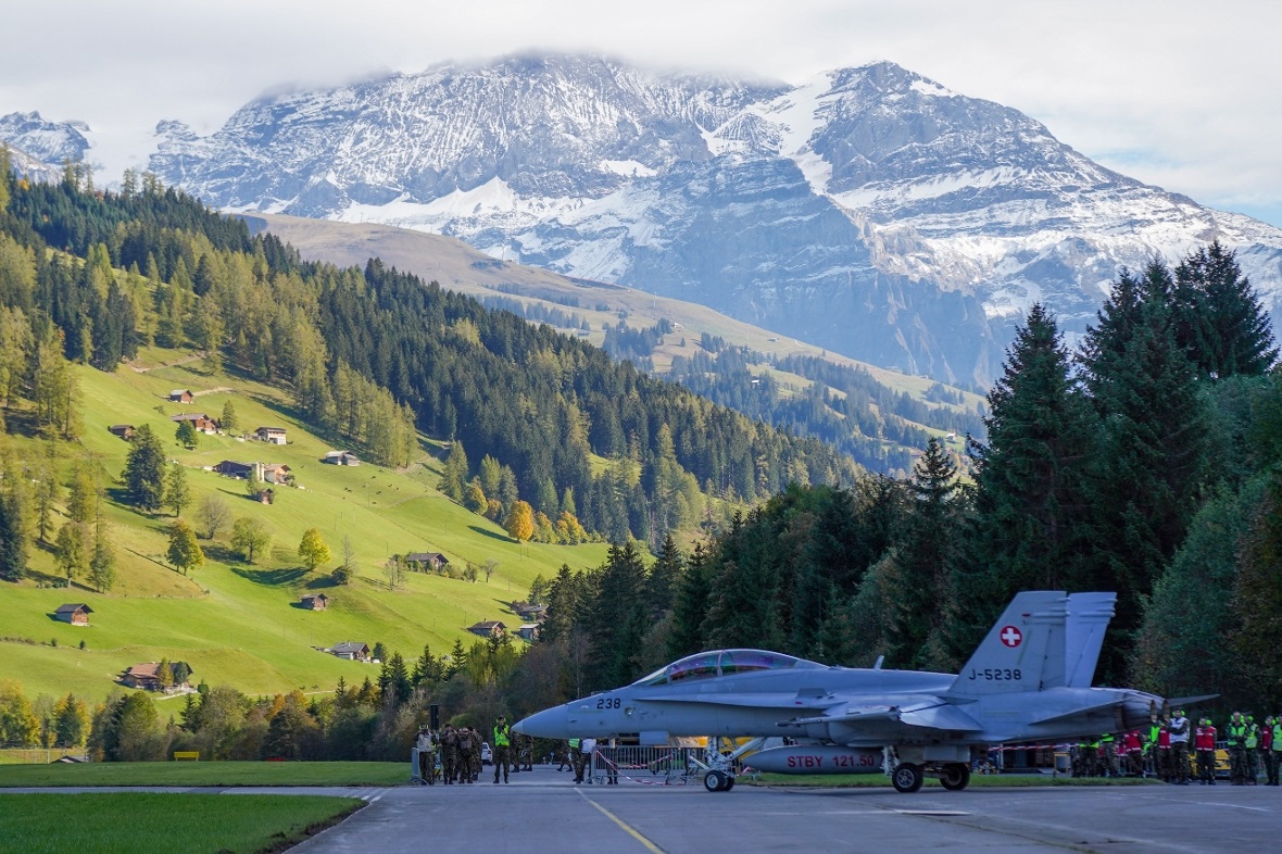 Die F/A-18 mussten unter den schönen aber schwierigen Bedingungen des Berggebiet...