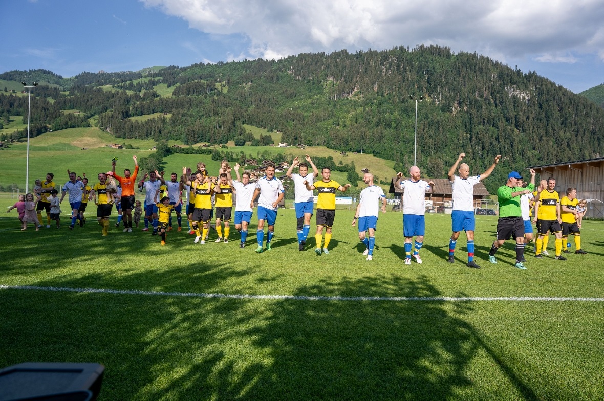 Die FCO-Legenden werden nach dem Match vom Publikum bejubelt.