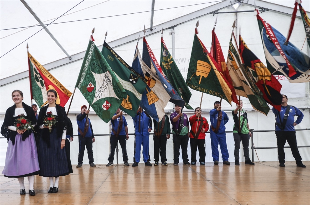 Die Fahnen der Teilnehmer vor der Preisverleihung.