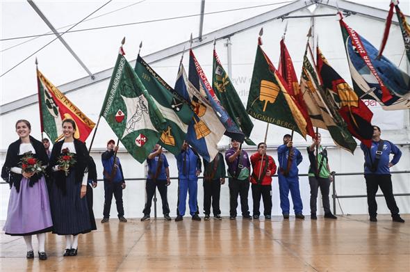 Die Fahnen der Teilnehmer vor der Preisverleihung.