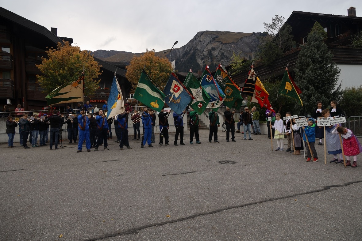 Die Fahnenehrung vor dem Festzelt.