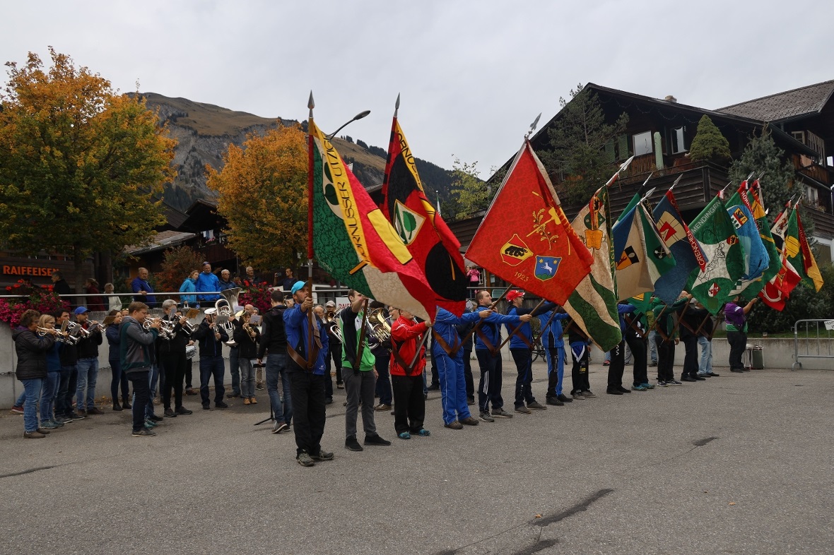 Die Fahnenehrung vor dem Festzelt.