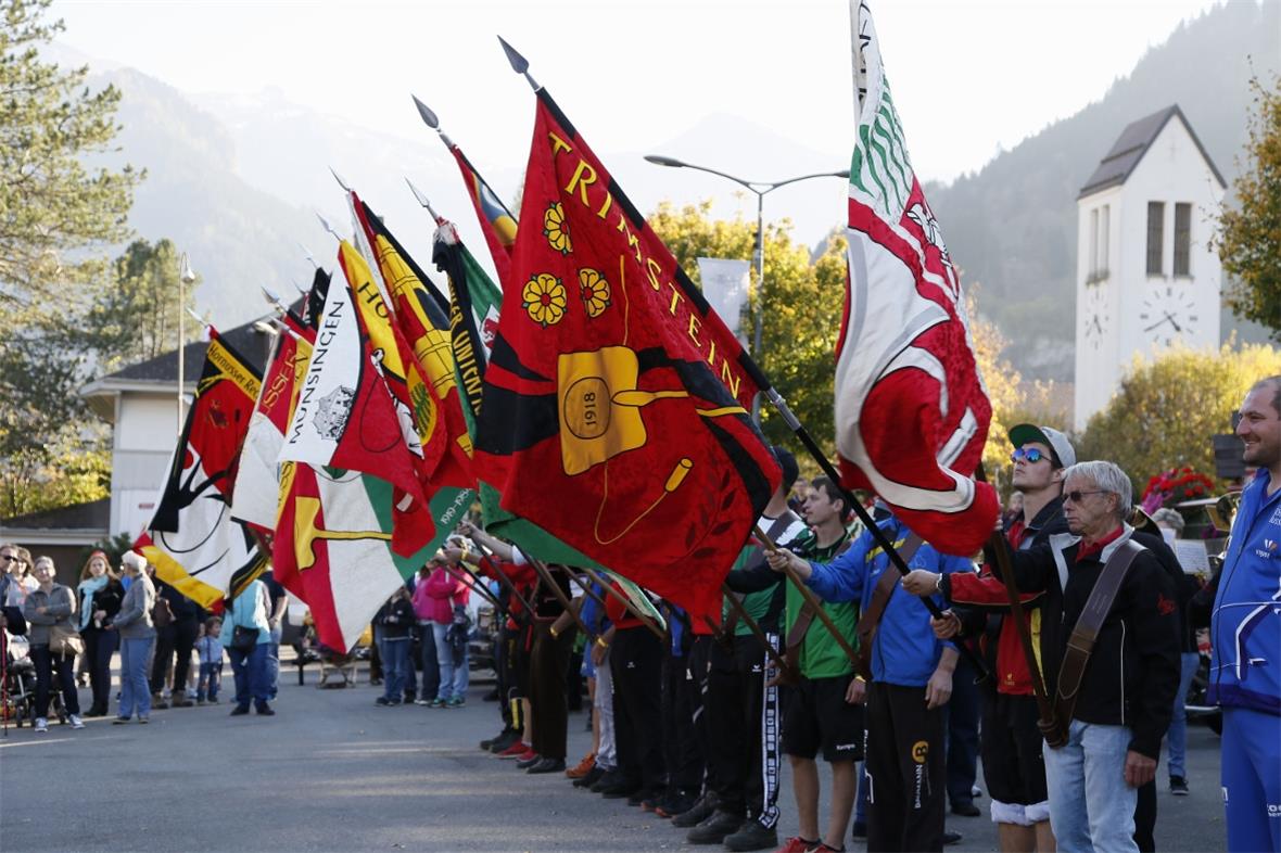 Die Fahnenträger der einzelnen Hornusservereine.