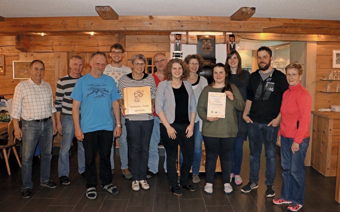 Die Familie Reusser wurde im Eggmatte Beizli für fünfzehn Jahre Treue geehrt, um...