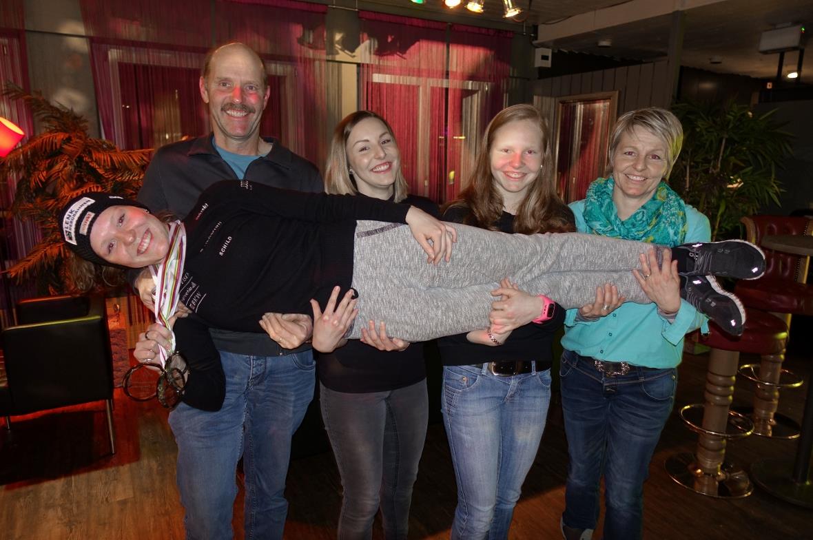 Die Familie freute sich mit: Rolf, Sheila, Jana und Fränzi Aegerter tragen ihre ...