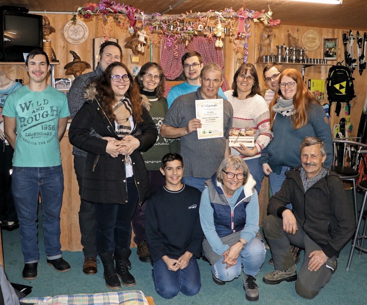 Die Familie von Hans-Georg Meier (Bildmitte) stellte sich im Sportgeschäft ihrer...