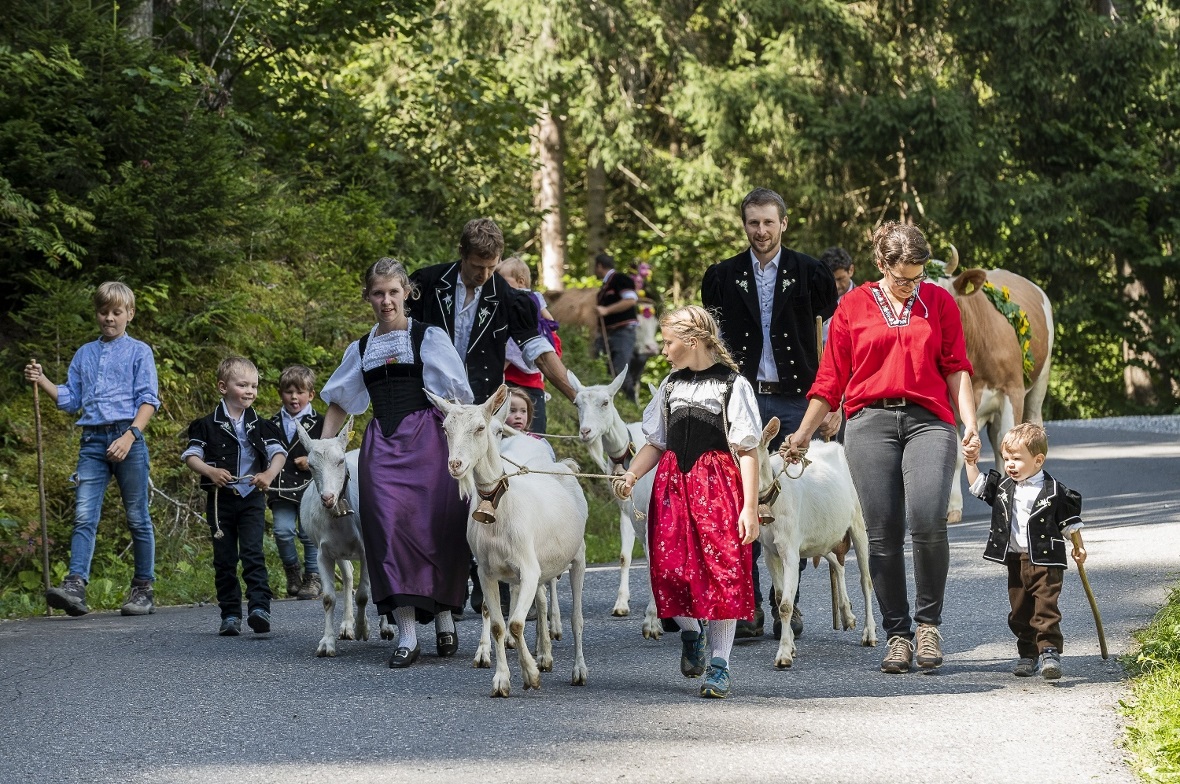 Die Familien von der Alp Flösch hatten auch ihre Geissen dabei.