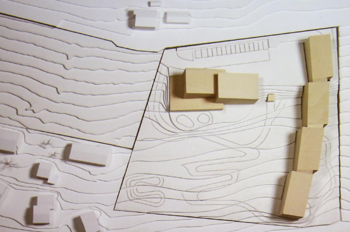 Die Ferienanlage soll aus zwei Baukörpern bestehen, die unterirdisch über eine gemeinsame Tiefgarage und den Wellnessbereich miteinander verbunden sind.