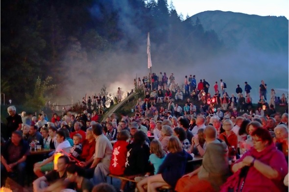 Die Festgemeinde, fast wie eine «Rütlistimmung».