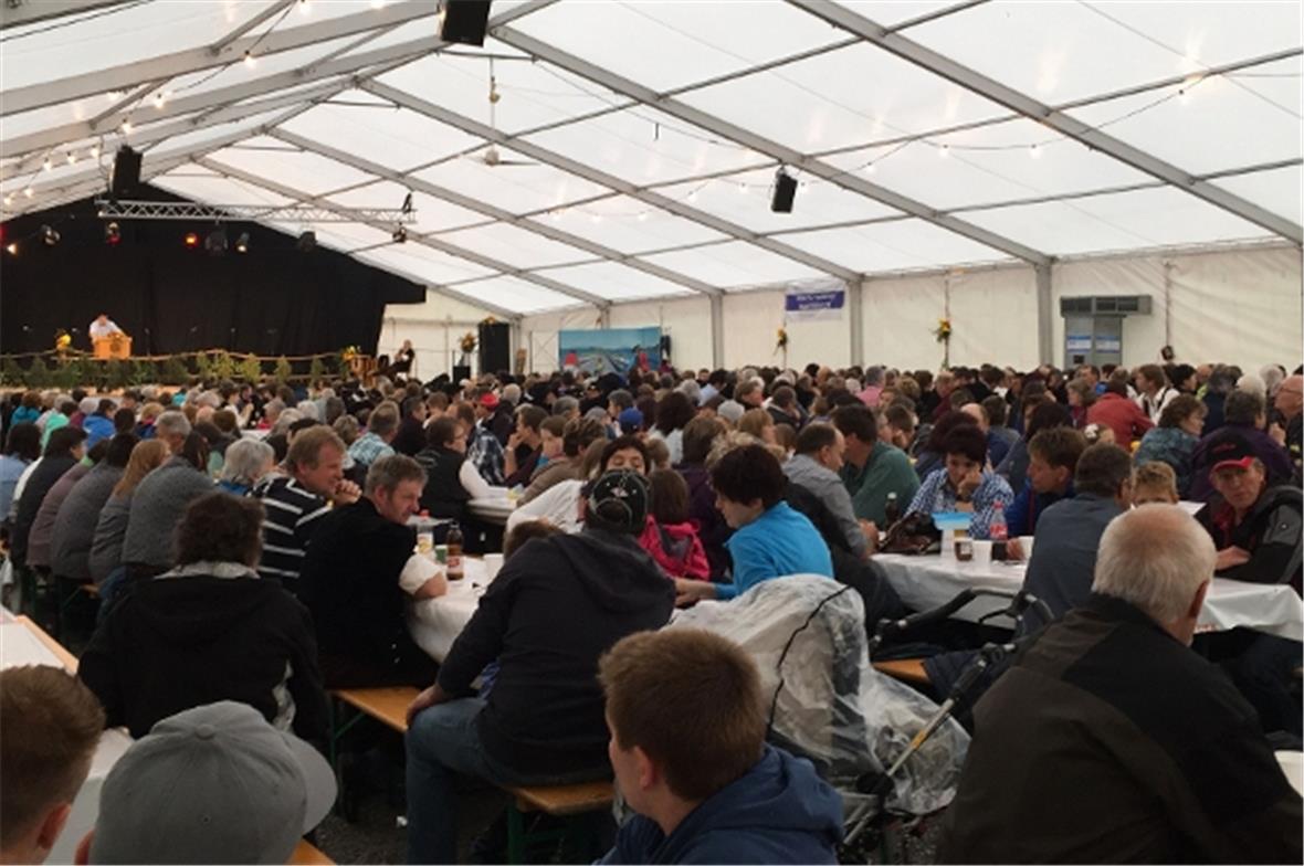 Die Festhütte ist gefüllt bei der Ansprache von Thomas Knutti.