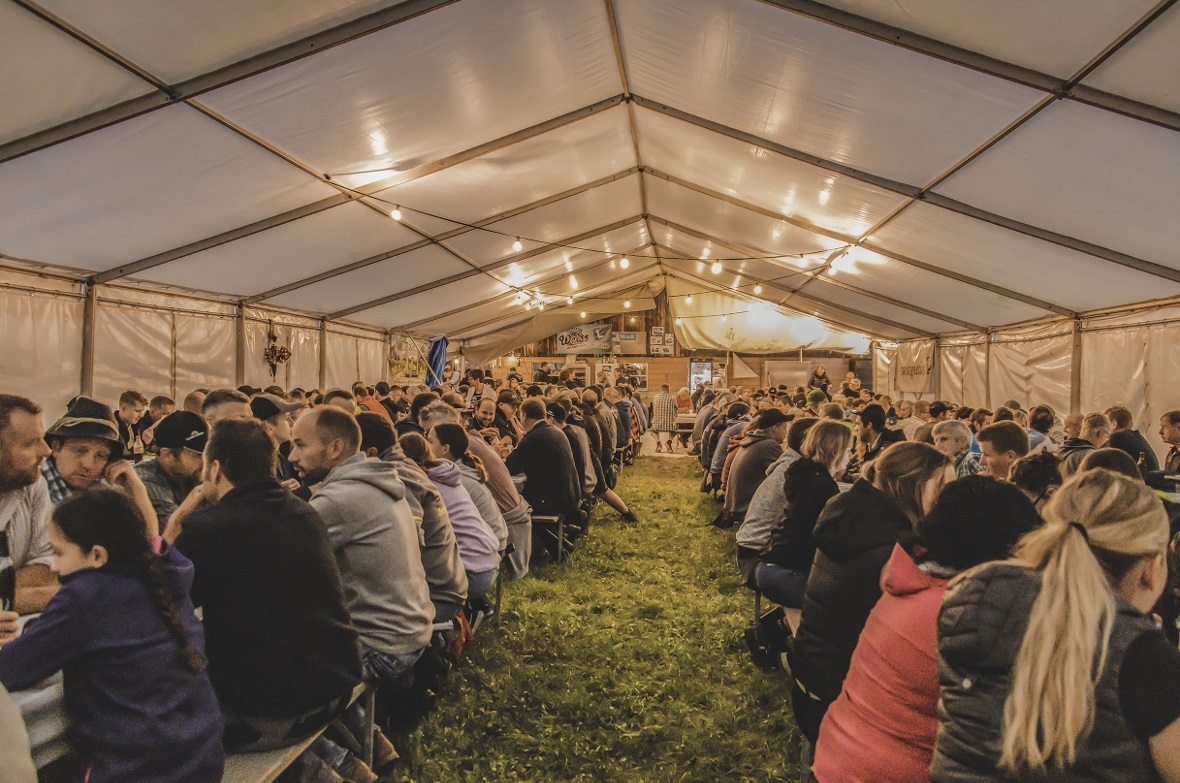 Hoher Verkaufsanteil und ein gut gefülltes Festzelt Die Festhütte war fast bis auf den letzten Platz gefüllt: Der Diemtigtaler Abendviehmarkt war in jeder Hinsicht ein voller Erfolg.