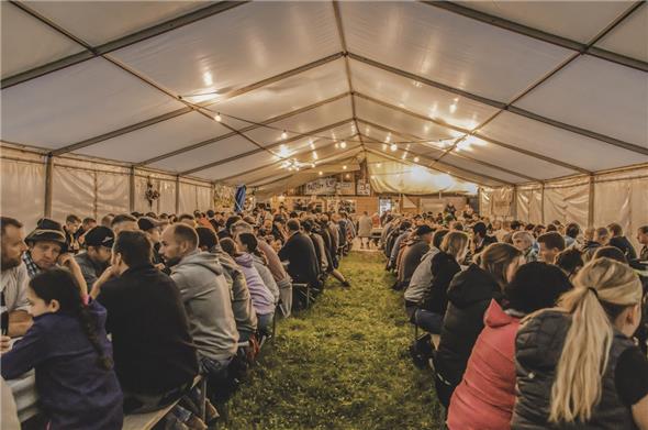 Die Festhütte war fast bis auf den letzten Platz gefüllt: Der Diemtigtaler Abendviehmarkt war in jeder Hinsicht ein voller Erfolg.