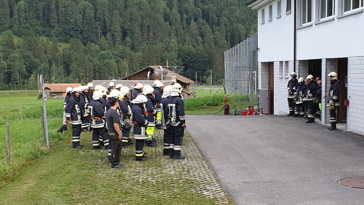 Die Feuerwehr Boltigen beim Appell.