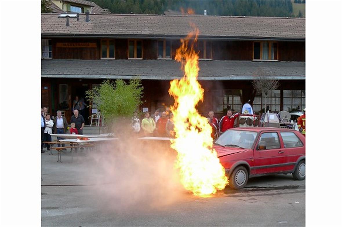 Die Feuerwehr Zweisimmen demonstrierte das Löschen eines Autobrandes und die Bef...