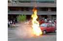 Die Feuerwehr Zweisimmen demonstrierte das Löschen eines Autobrandes und die Bef...