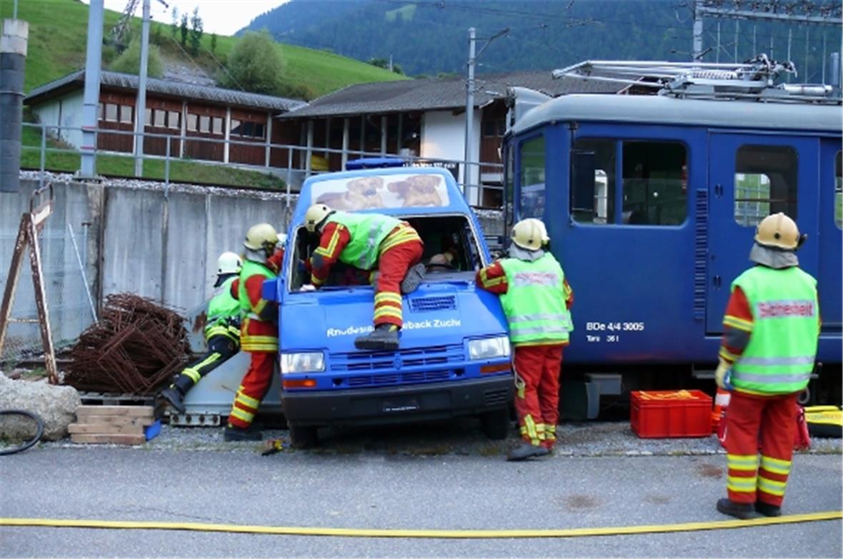 Die Feuerwehr bei der Bergung der Verletzten aus dem eingeklemmten Fahrzeug.