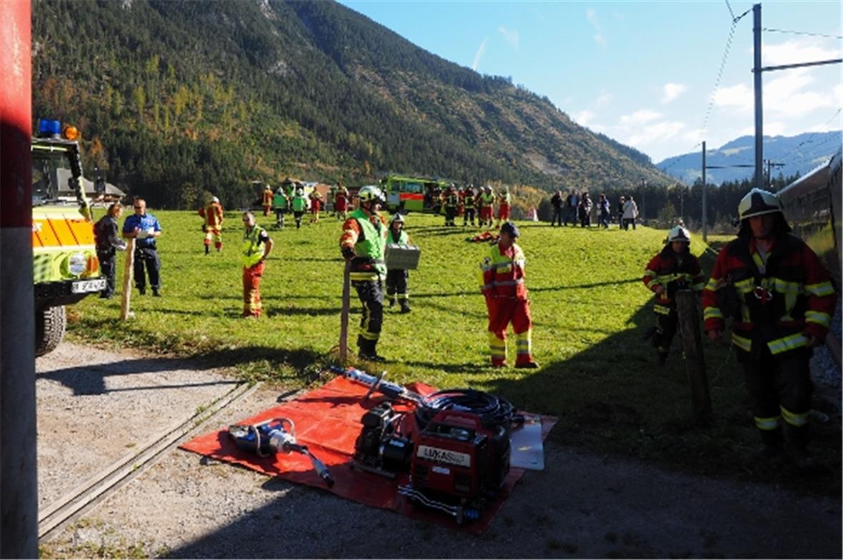 Die Feuerwehr trifft ein.