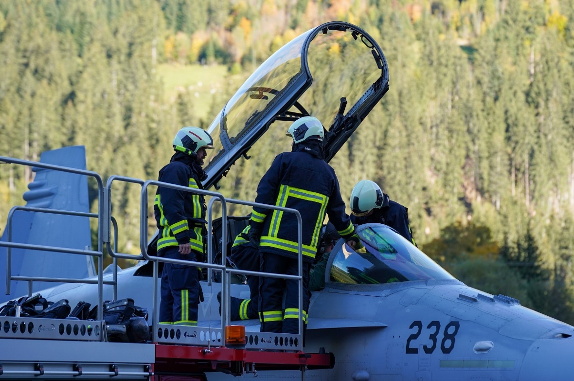 Die Feuerwehr übte besonders intensiv, hier beim Bergen eines Piloten aus dem Co...