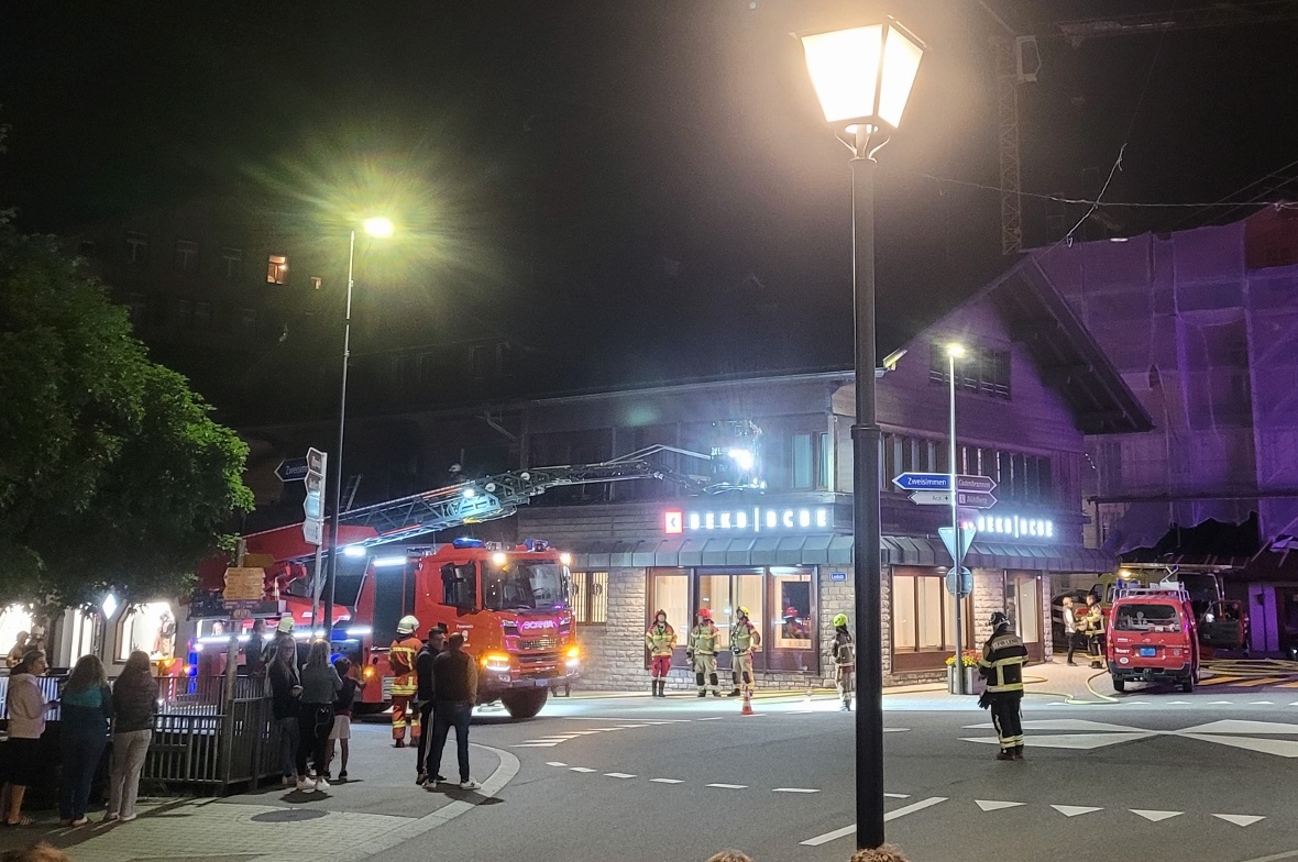 Küchenbrand in Ferienwohnung an der Lenk Die Feuerwehr war mitten im Dorf im Einsatz und wurde entsprechend beobachtet.