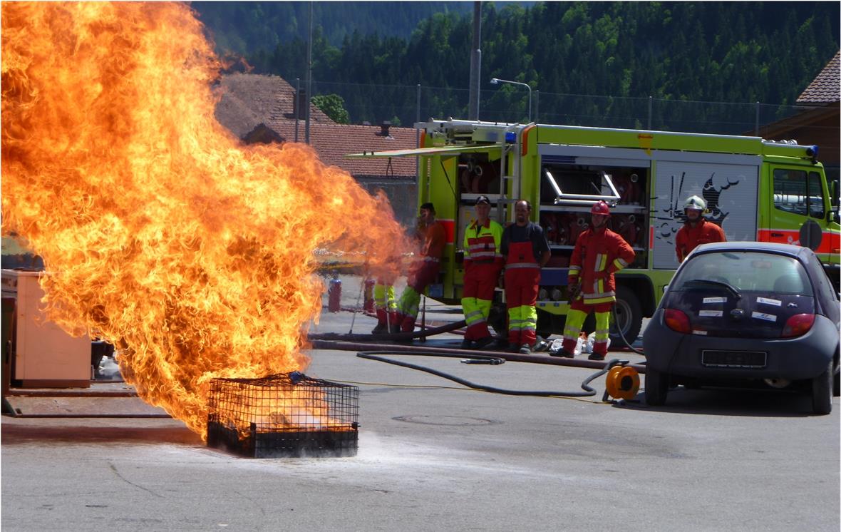 Die Feuerwehrdemonstration endet mit einem Knalleffekt.