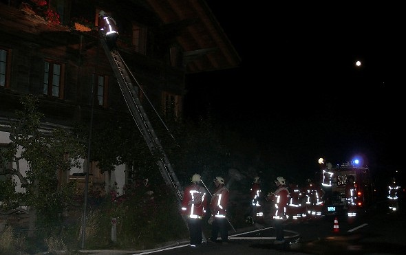 Die Feuerwehrmänner mussten die eingesperrten Personen über die Leiter retten.