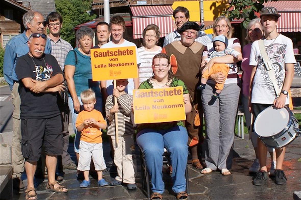 Die Firma Kopp Druck + Grafik AG mit der frisch gegautschten Leila Neukomm.