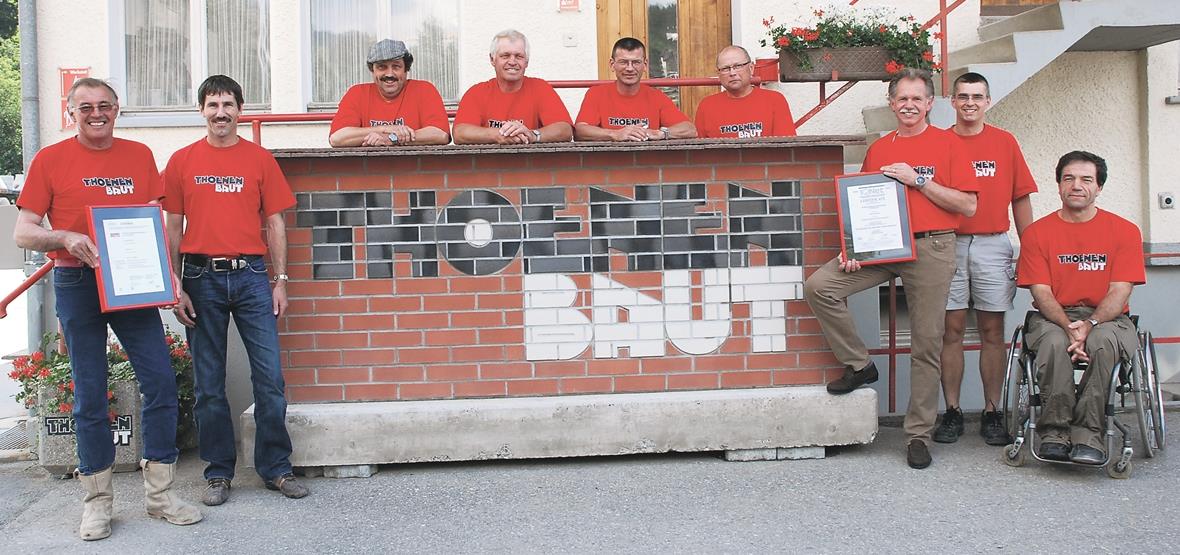 Die Firmenleitung und die Kadermitarbeiter freuen sich über die Auszeichnung: Ueli Thoenen, Jürg Schindler, Jürg Jeger, Manfred Imsande, Beat Maurer, Andreas Ramm, Thomas Thoenen, Stephan Friedli, Ruedi Thomi.
