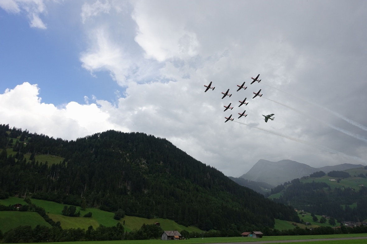 Die Fliegerformation umgeben vom Gebirge.
