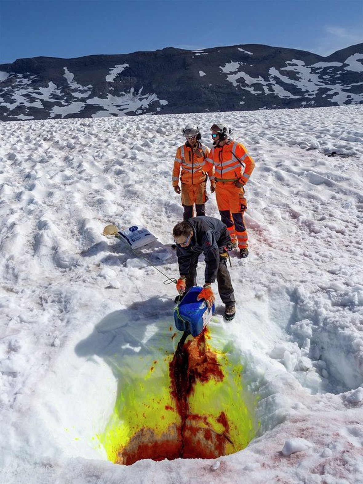 Die Flüssigkeit zum Einfärben ist extrem farbintensiv, aber unbedenklich für die...