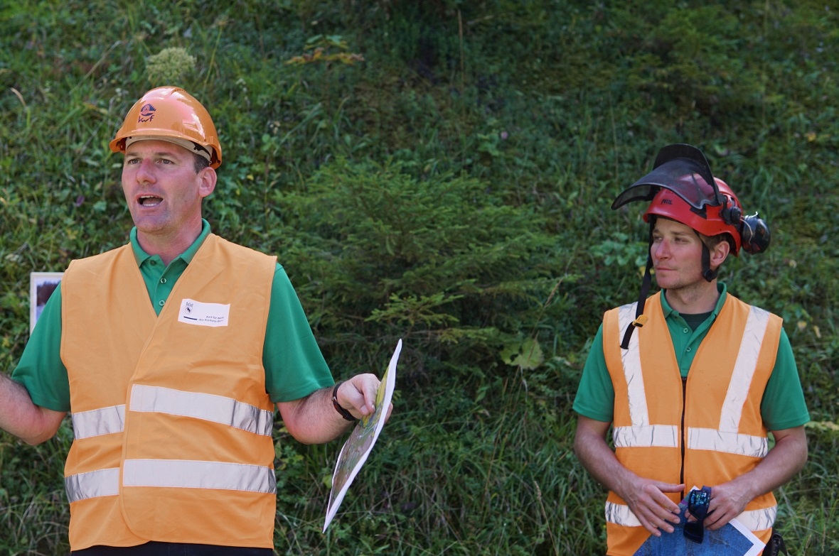 Die Förster Ueli Burgener (links) und Timm Näpflin waren kompetente Führer durch...