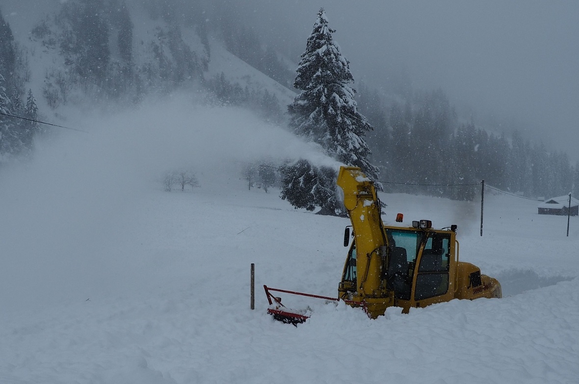 Die Fräse kämpft sich durch den niedergegangenen Lawinenschnee.