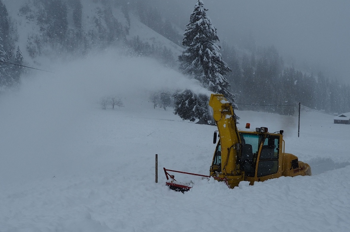 Die Fräse kämpft sich durch den niedergegangenen Lawinenschnee.