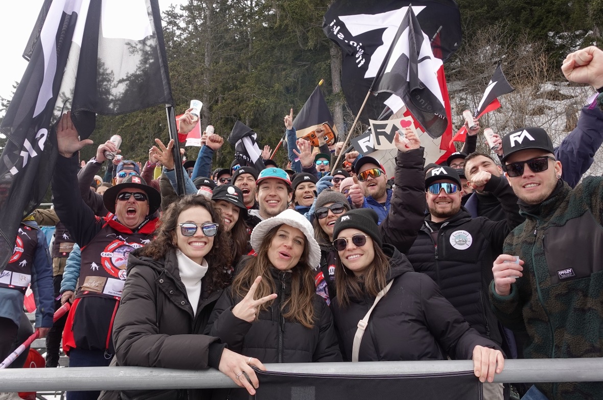 Die Franatiker feierten den Abfahrtssieg von Franjo von Allmen lange, lautstark,...