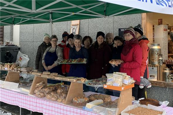 Die Frauen des Frauenvereins Zweisimmen liessen sich auch von Wind und Wetter nicht aufhalten.
