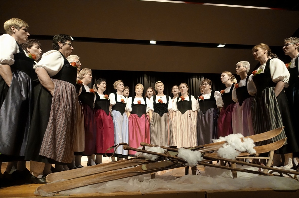 Die Frauenjodlergruppe «Echo vom Flösch» machte sich im stimmigen Winter-Bühnenbild ausgezeichnet.