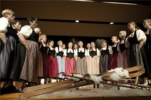 Die Frauenjodlergruppe «Echo vom Flösch» machte sich im stimmigen Winter-Bühnenbild ausgezeichnet.