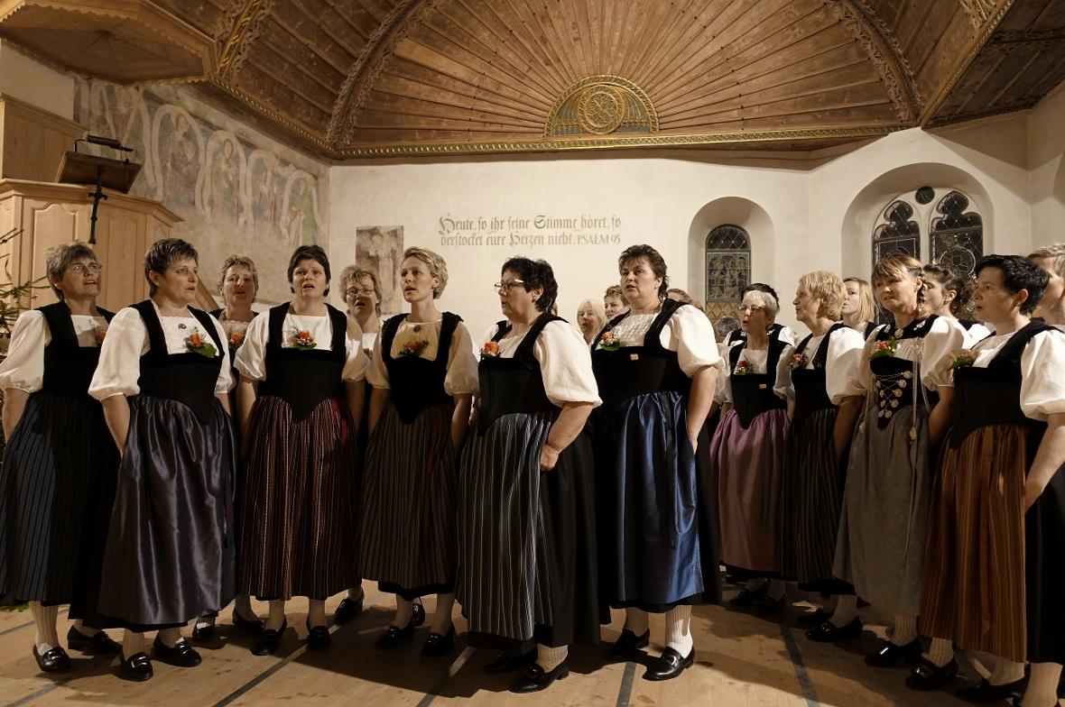 Die Frauenjodlergruppe Echo vom Flösch sang zum Abschluss in spezieller Formatio...