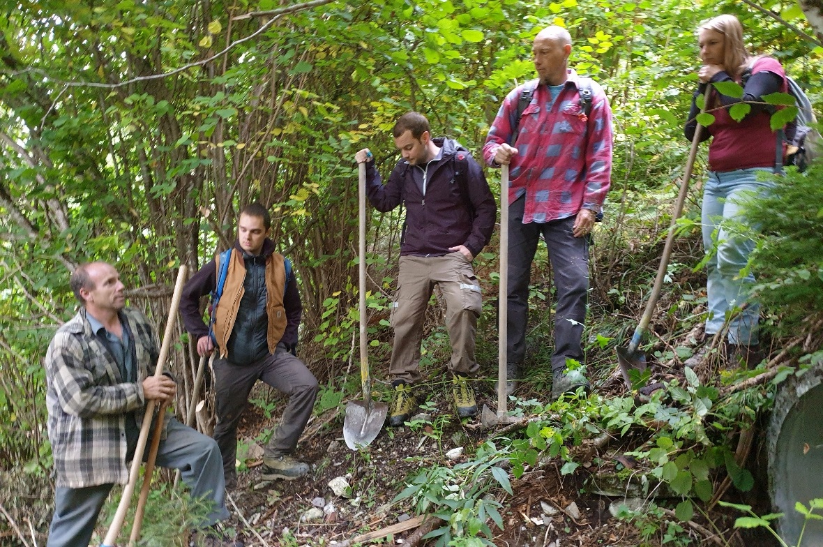 Die Freiwilligen gruben eine Rinne für einen Bach mit sporadischer Wasserführung...