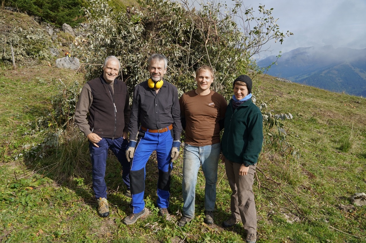 Die Freiwilligen leisten einen grossen Einsatz. Geschäftsführer Martin Kreilinger, die Freiwilligen Wolfram und Nico und Projektleiterin Pauline Zenetti.