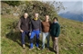 Die Freiwilligen leisten einen grossen Einsatz. Geschäftsführer Martin Kreilinger, die Freiwilligen Wolfram und Nico und Projektleiterin Pauline Zenetti.