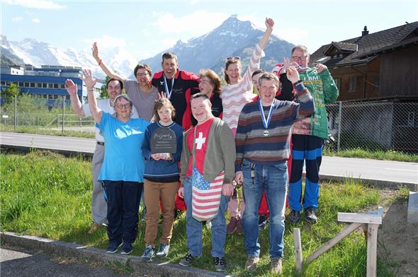 Die Freude am Wanderpokal und den Medaillen bei der Plusport Schwimmgruppe ist gross!