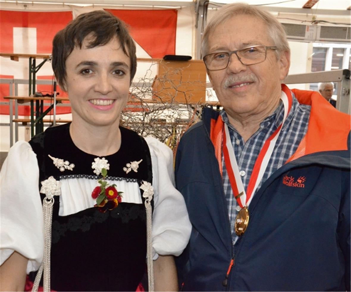 Die Freude beim Thuner Stadtschützen Heinz Bohren ist gross. Zusammen mit Ehrendame Tanja Müller stellt sich der einzige Oberländer Goldschütze den Fotografen.