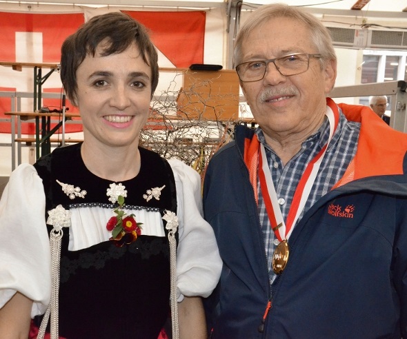 Die Freude beim Thuner Stadtschützen Heinz Bohren ist gross. Zusammen mit Ehrendame Tanja Müller stellt sich der einzige Oberländer Goldschütze den Fotografen.